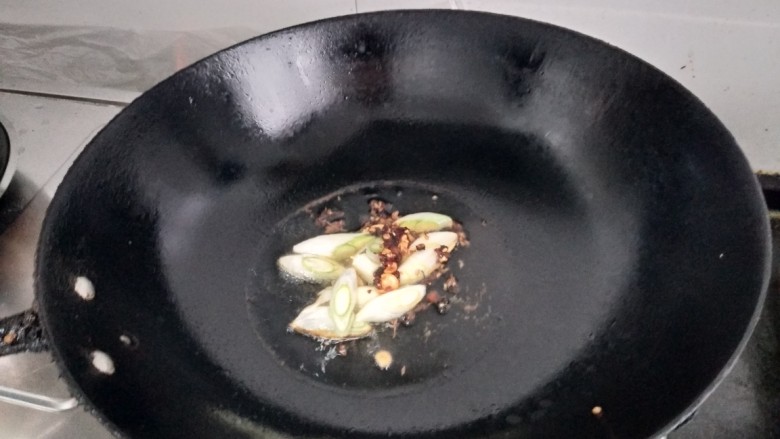 小炒肉片,加入葱炒香