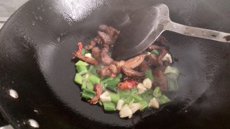 小炒肉片,加入事先爆好的肉翻炒