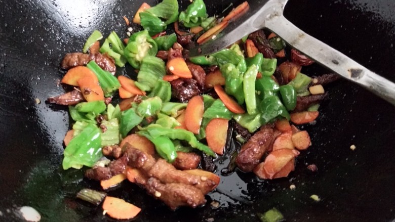 小炒肉片,加入盐调味