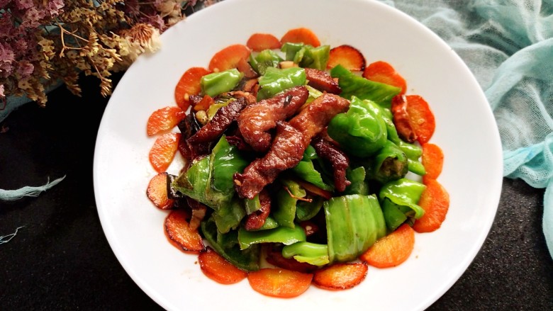 小炒肉片,入盘上桌享用