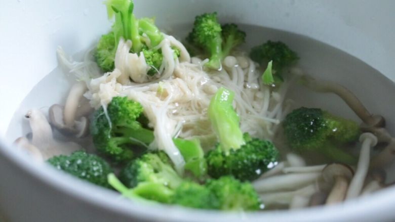 什锦菇沙拉,捞出的菌菇和西兰花放入冷水中过凉,然后沥水。