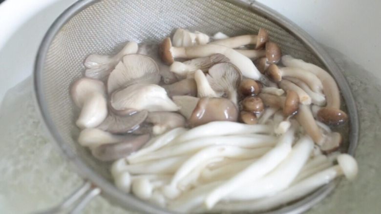什锦菇沙拉,准备一锅清水,加入盐和油,水沸放入菌菇焯水2分钟。