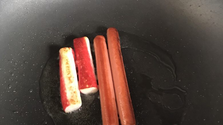 懒人版手抓饼,把蟹柳火腿爆香,记得小火