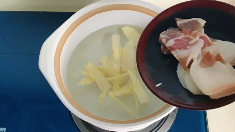 冬日暖汤の腊味三鲜砂锅,加入腊肉片