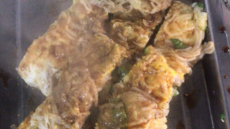 烤冷面,最好在刷上麻酱,白糖,陈醋。美味呀!