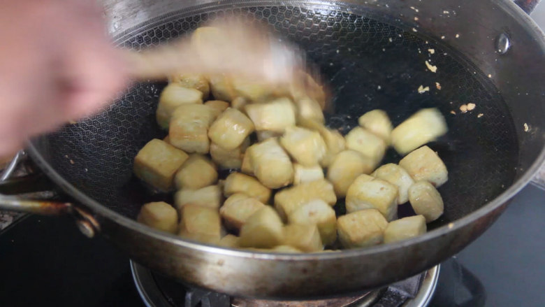 香菇豆腐煲,锅烧油,油热后下入豆腐中火煎,中间来回翻动,一直煎到金黄色。然后盛出备用