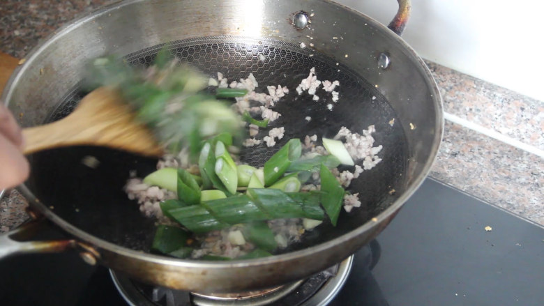 香菇豆腐煲,锅中留底油,先下肉末翻炒,炒至变白后下入葱姜蒜炒香。