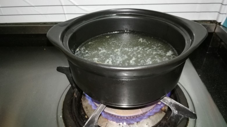 高汤米线,一碗牛肉高汤加一碗清水,适量盐。大火煮。