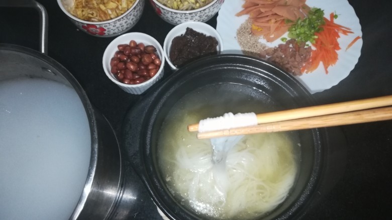 高汤米线,米线捞出,放在煮好的高汤中。