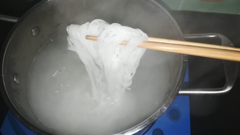高汤米线,锅中烧水,水开放入米线,烫两分钟。