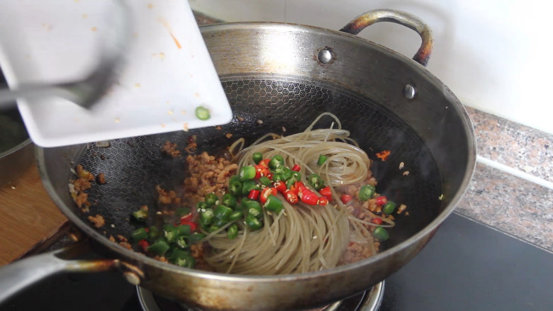 蚂蚁上树的做法,然后再下入泡好的粉条和青红椒翻炒。