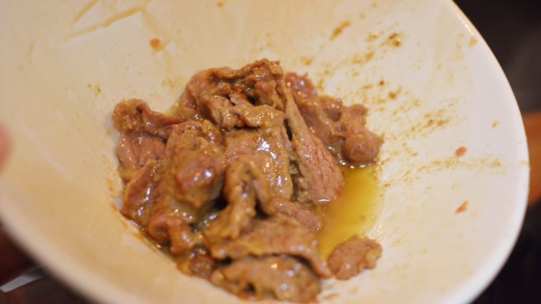 干炒牛河,开大火将炒锅烧热,烧至冒烟,倒入稍多油,下牛肉,迅速划熟。盛出备用。