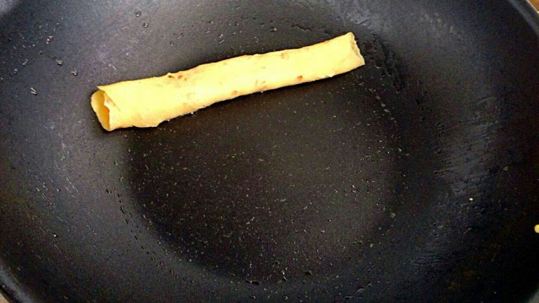 胡萝卜蛋卷,一直要用小火,蛋皮稍微凝固从一边卷起来放到一边