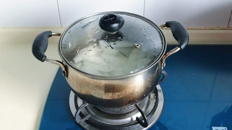 冬日暖汤の滚刀萝卜鲫鱼浓汤,加盖煮至萝卜变白,但不能煮太熟,个人觉得硬硬的就好,因为等下还要和鲫鱼一起炖一会