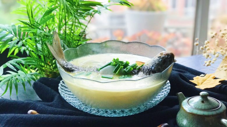 冬日暖汤の滚刀萝卜鲫鱼浓汤,太鲜美了,鱼肉鲜嫩,鱼汤鲜美,萝卜也被鱼汤炖得很入味,但还是有一定的嚼劲,会有一丝甜甜的口感