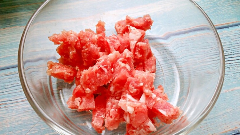 日式牛肉饼,切<a style='color:red;display:inline-block;' href='/shicai/ 216'>牛肉</a>末