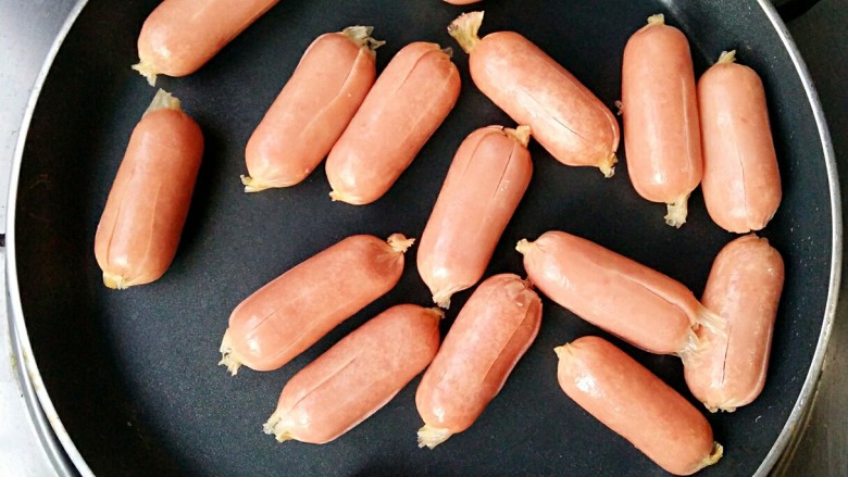 红香肠(非油炸)――快手复刻美味,平底锅预热后放入红香肠(不用放油,香肠受热后会出油)。