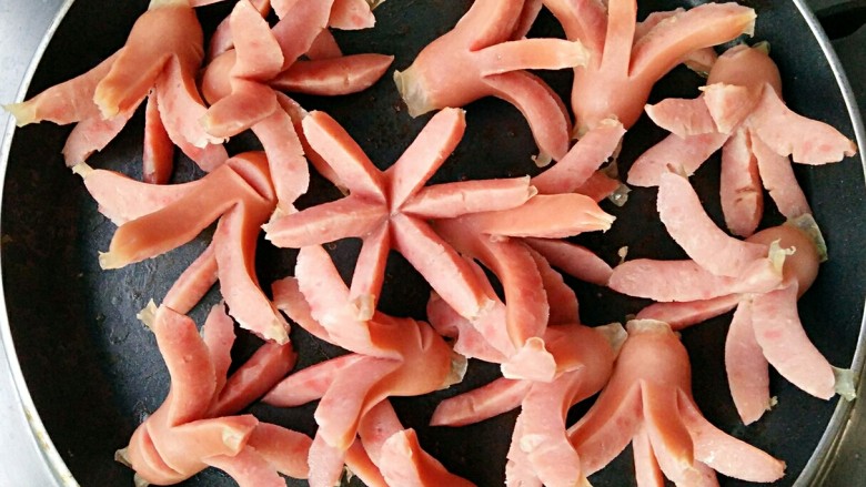 红香肠(非油炸)――快手复刻美味,中火用水煎至红香肠全部张开成章鱼。