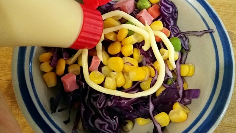 红香肠(非油炸)――快手复刻美味,加入适量的<a style='color:red;display:inline-block;' href='/shicai/ 4856'>沙拉酱</a>拌成蔬菜沙拉。