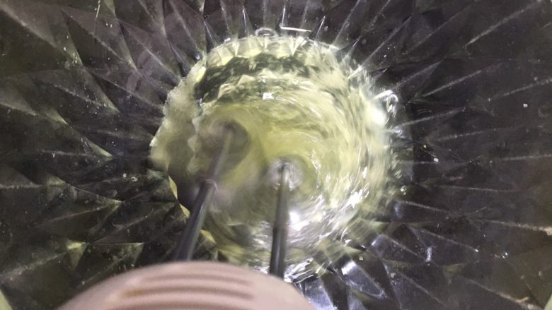 紫薯芋泥蛋糕卷,打法蛋白,在蛋白里加入两滴醋或柠檬水