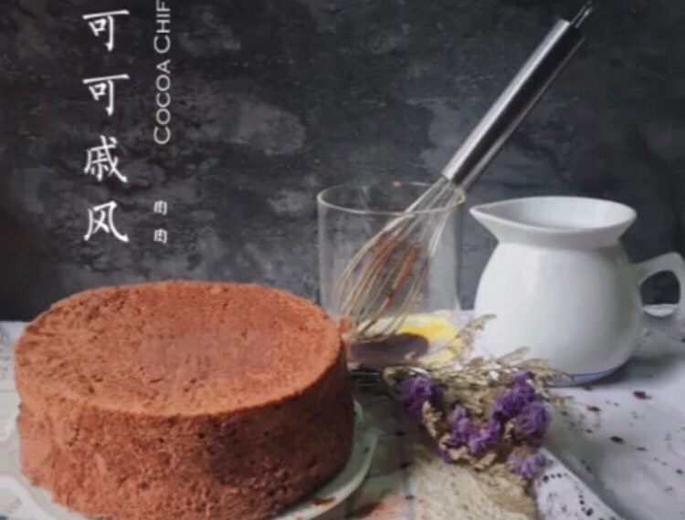 推推乐花束蛋糕(附鲜花包装方法) | Maccha &Cocoa Push Cake,这就是基础的可可戚风啦
抹茶戚风也是同样的,将可可粉替换成抹茶粉就可以的。
因为我要做的是68个推推乐,所以做了20个戚风,真的是在摸索中不断进步啊。你们做少的话,这样一个六寸戚风一层切7个小圆片是刚刚好的,大概可以分割三层,总共有21个小圆片,一个推推乐大概需要4-5个小圆片的,可以做5个大概。但如果你的戚风没做好,收缩了或者顶部焦了需要切掉一些那就没办法啦,再烤一个戚风吧哈哈