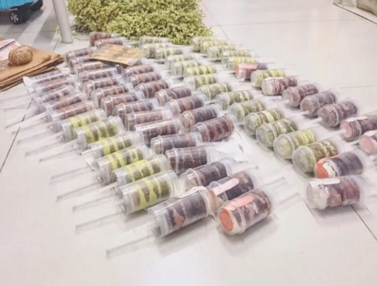 推推乐花束蛋糕(附鲜花包装方法) | Maccha &Cocoa Push Cake,【开始包装啦】
因为工作量比较大,和4个小朋友一起完成的,所以过程也没怎么拍照。不过我觉得看到成品都清楚怎么包装啦,主要是需要什么材料。