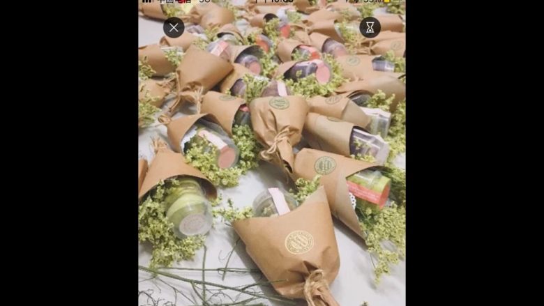 推推乐花束蛋糕(附鲜花包装方法) | Maccha &Cocoa Push Cake,觉得是送礼佳品又容易带
也不用担心路上蛋糕会撞到
以后如果想送花的话
可以考虑推推乐呢ヾノ≧∀≦)o