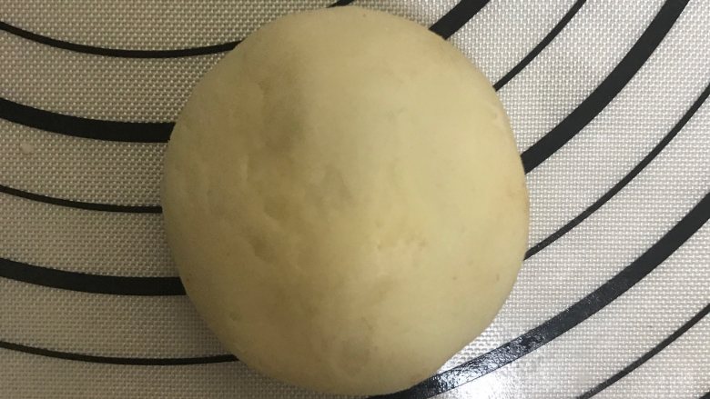 红薯酥饼,做好收口向下放入烤盘,用手掌轻轻的压扁一点