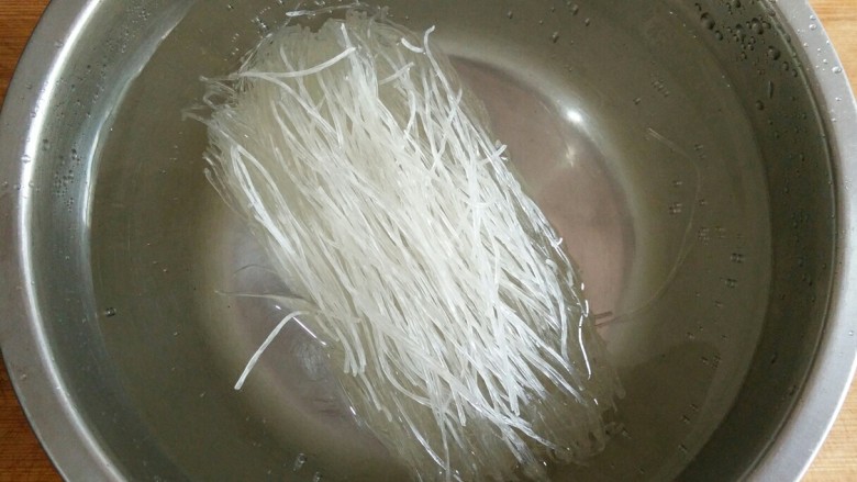 开心花甲――味美颜高满足嘴巴的“虚荣心”,粉丝用水泡软,(可以用开水速度会更快)。