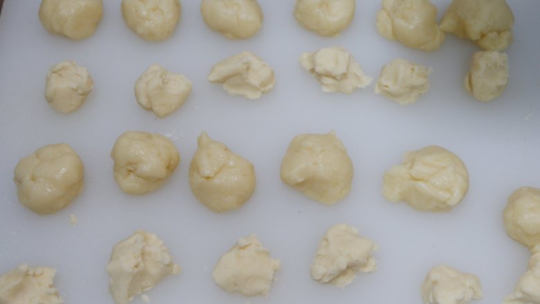 蜜红豆酥皮月饼(不用醒面,不用出膜),油皮平均分成12个,20g每个 油酥平均分成12个,10g每个