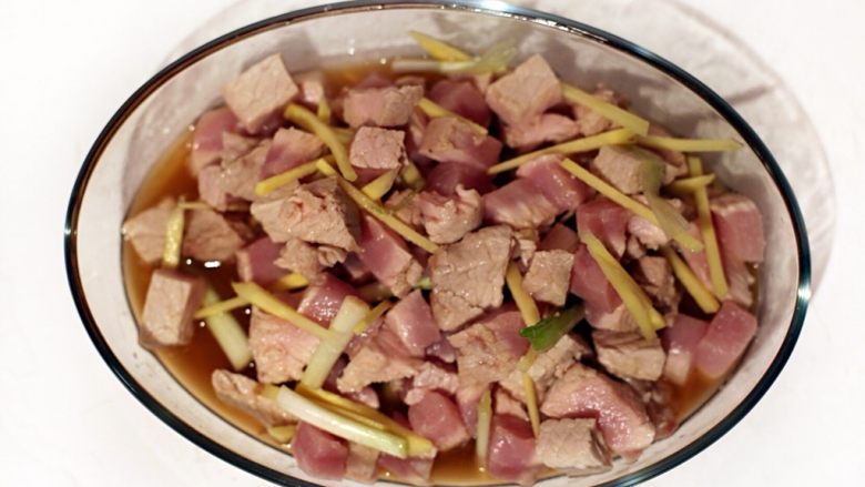 秘制肉松,切好的猪肉块放盆中,倒入<a style='color:red;display:inline-block;' href='/shicai/ 718'>料酒</a>30毫升,加入葱段姜丝腌制半小时。