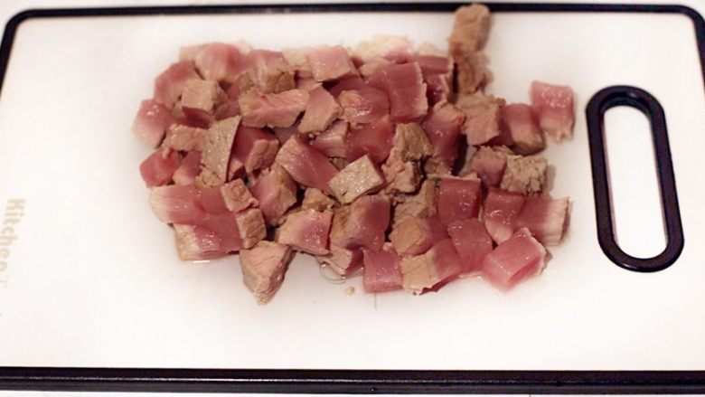秘制肉松,焯水后的猪肉沥干水份,切成大姆指盖大小,太小的话做出的肉松会成肉松沫,太大面包机难以打松散。
