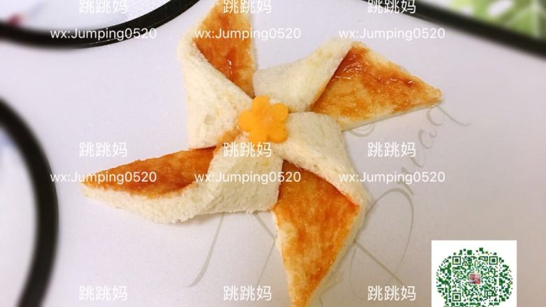 风车土司,顺时针拿起一角对向中央,用胡萝卜花固定好