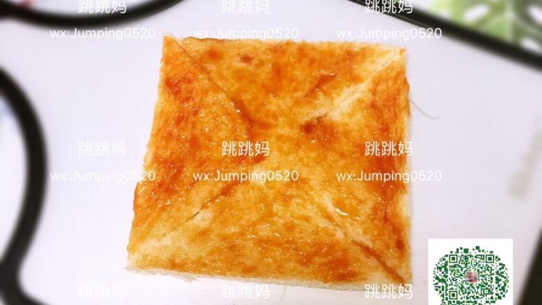风车土司,将切好的吐司片抹好番茄酱