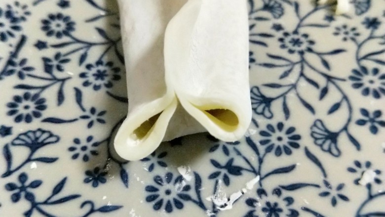 #年年有余#金鱼蒸饺,这样金鱼的眼睛就做好啦!