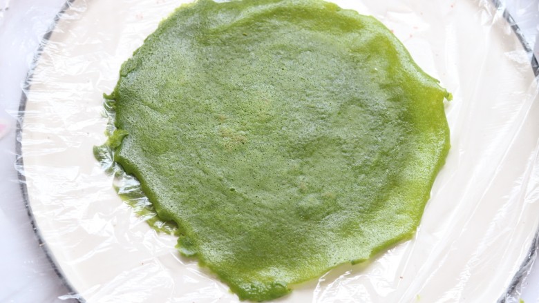 抹茶毛巾卷,做好的饼皮拿出来,放在盘里,用保鲜膜盖着。依次做完剩下的饼皮