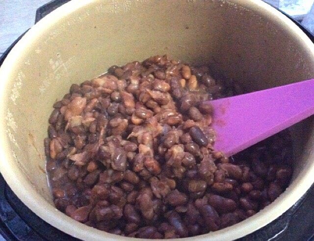 百变水果+水果果汁豆豆沙,豆子煮好了,用铲子拌一下很软都出沙了