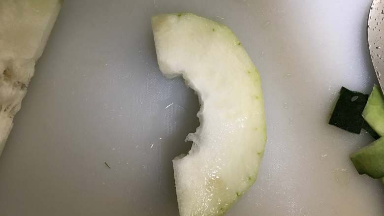 冬瓜鸡肉手捧花,冬瓜对半切开去皮洗净。