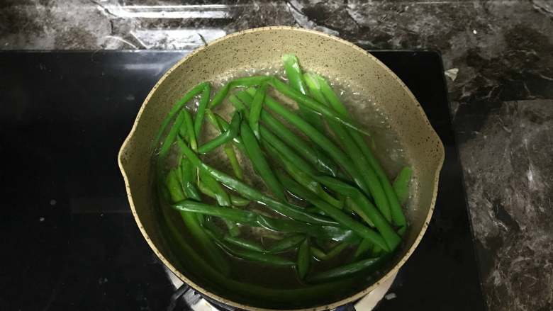 冬瓜鸡肉手捧花,小葱整根放入热水中烫一下,烫好装出放凉水泡着备用