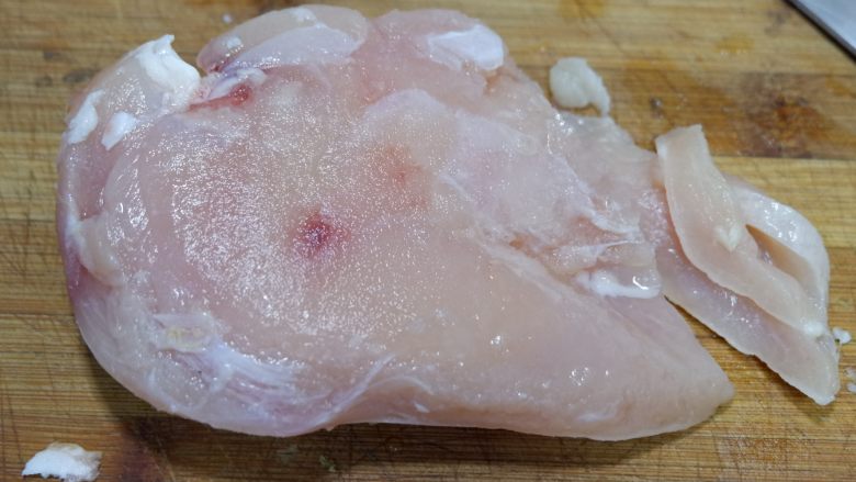 彩椒秋葵酿肉,鸡胸脯肉洗净,撕去筋膜,去掉脂肪