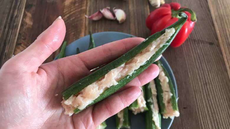 彩椒秋葵酿肉,把拌好的鸡肉均匀的夹进秋葵里。