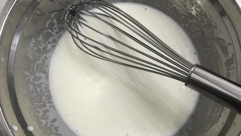 水果生日蛋糕,用手动打蛋器充分搅拌至完全乳化,我用的是后蛋法,做出来的蛋糕会比较细腻。