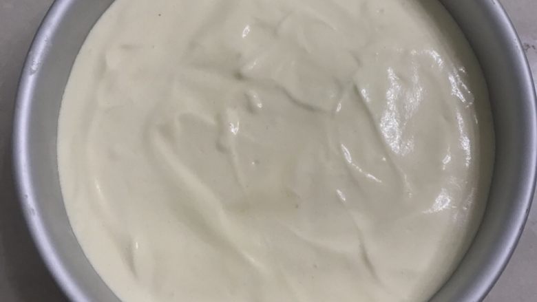 水果生日蛋糕,全部加入蛋白继续用手动打蛋器快速搅拌均匀,最后用刮刀从底部翻伴均匀,倒入8寸戚风蛋糕模具,借用刮刀抹平,用力震二下震出气泡。