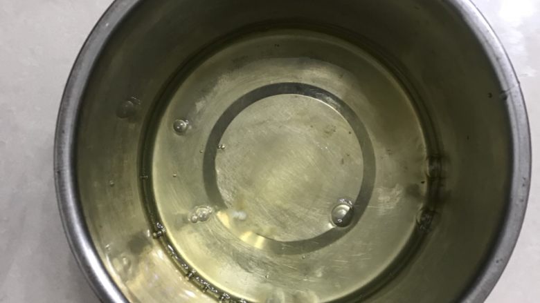 水果生日蛋糕,这是分出来的蛋白,装蛋白盆一定要无油无水。