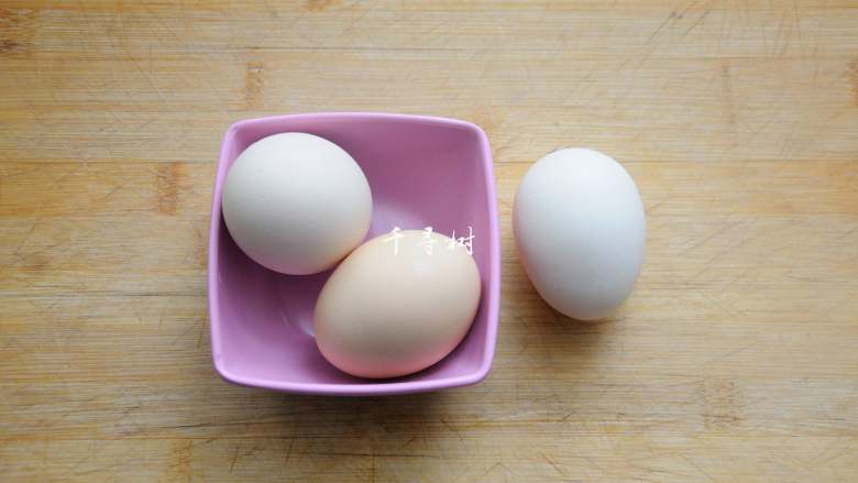 黄金蛋炒饭 完美金包银 剩米饭最Bigger的处理方法,<a style='color:red;display:inline-block;' href='/shicai/ 9'>鸡蛋</a>三个,我用了三个比较小点的柴<a style='color:red;display:inline-block;' href='/shicai/ 9'>鸡蛋</a>,如果是大个的<a style='color:red;display:inline-block;' href='/shicai/ 9'>鸡蛋</a>,两个就够了。柴<a style='color:red;display:inline-block;' href='/shicai/ 9'>鸡蛋</a>的颜色比普通<a style='color:red;display:inline-block;' href='/shicai/ 9'>鸡蛋</a>更加金黄,炒出来的蛋炒饭色泽更加漂亮。做黄金蛋炒饭,只用到<a style='color:red;display:inline-block;' href='/shicai/ 9'>鸡蛋</a>的蛋黄部分,蛋清可以留着去做溶豆之类的消耗蛋白的食品。