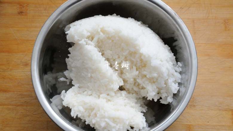 黄金蛋炒饭 完美金包银 剩米饭最Bigger的处理方法,隔夜米饭取出500克,蛋炒饭炒制的时候一次不能贪多,家里灶台的火力太弱,一次炒太多了炒不开。
