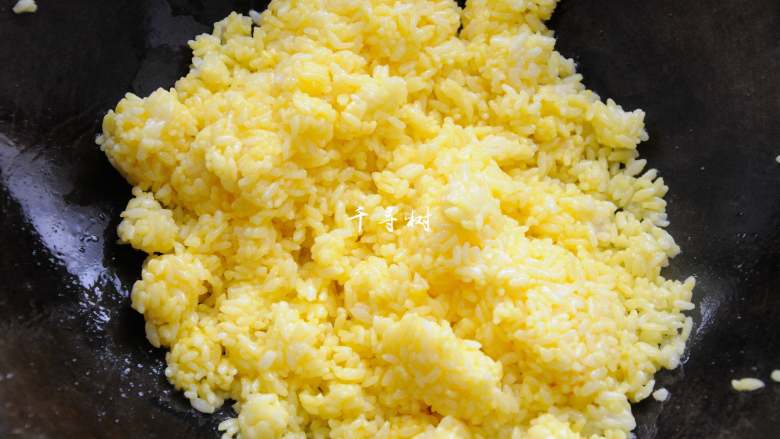 黄金蛋炒饭 完美金包银 剩米饭最Bigger的处理方法,倒入抓匀蛋黄液的米饭,翻炒。