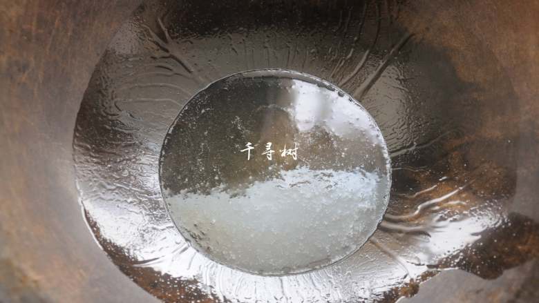 黄金蛋炒饭 完美金包银 剩米饭最Bigger的处理方法,锅烧热,倒入油,让油和锅子充分的润一下,可以起到一定的防粘作用。