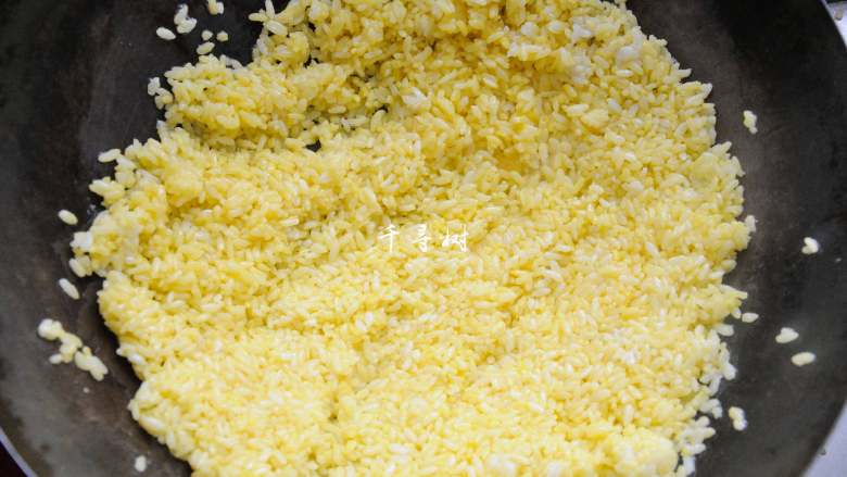 黄金蛋炒饭 完美金包银 剩米饭最Bigger的处理方法,保持中大火力,不停的翻炒。翻炒的过程中尽量用压的方式,避免使用切的方式,那样会容易把米粒都切断的。