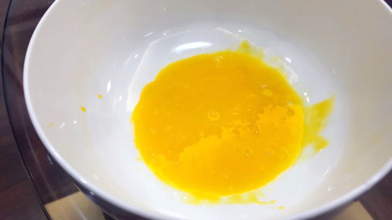 黄金牛肉蛋炒饭,取蛋黄两个,打散